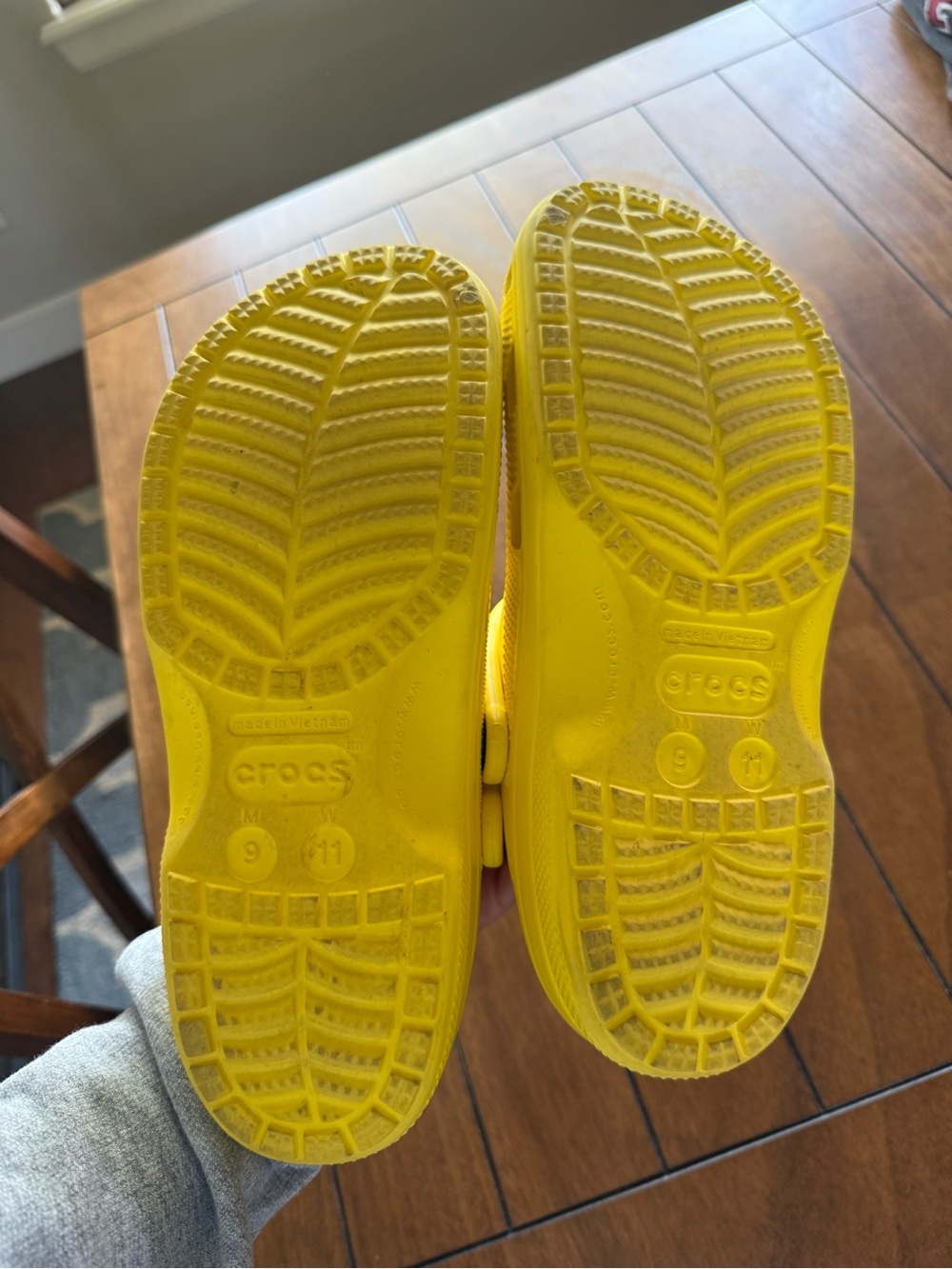 CROCS Classic Clog in Vibrant Yellow - Picture 2 of 2